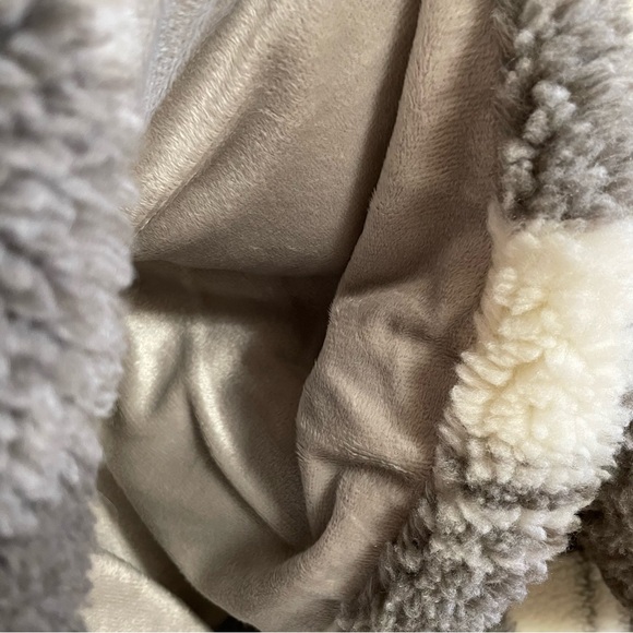 Aspen NWT Faux Fur Tree Skirt 56” Grey Gray White Plaid Sherpa - Picture 8 of 8